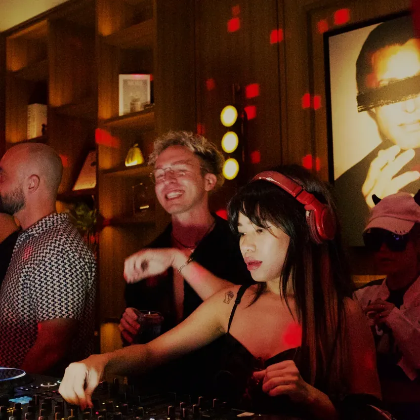 DJ and crowd at APT 101